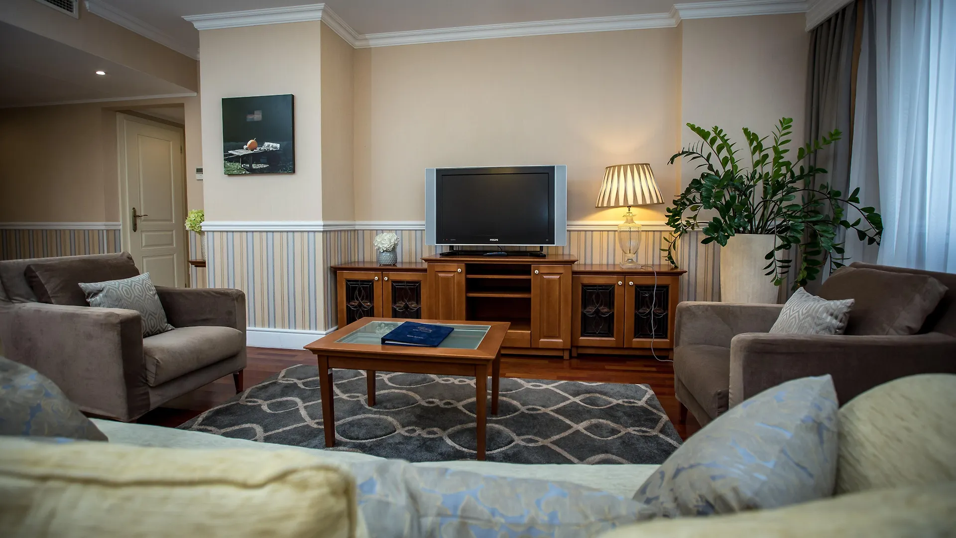 Queen'S Court Hotel & Residence Budapest 5*,  Hungary