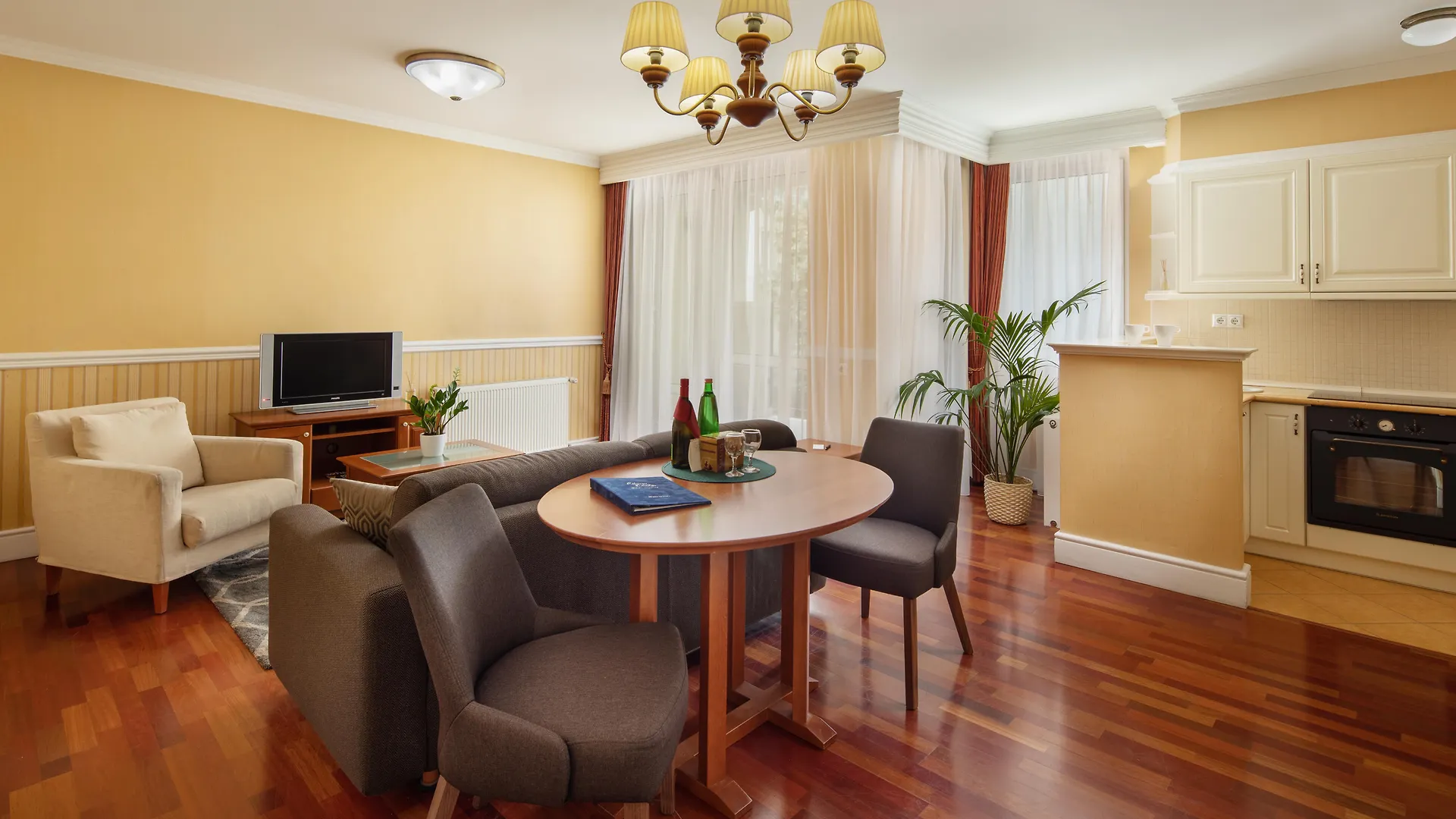 Queen'S Court Hotel & Residence Budapest 5*,  Hungary