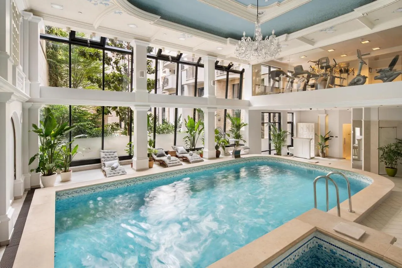 Queen\'S Court Hotel & Residence contacts