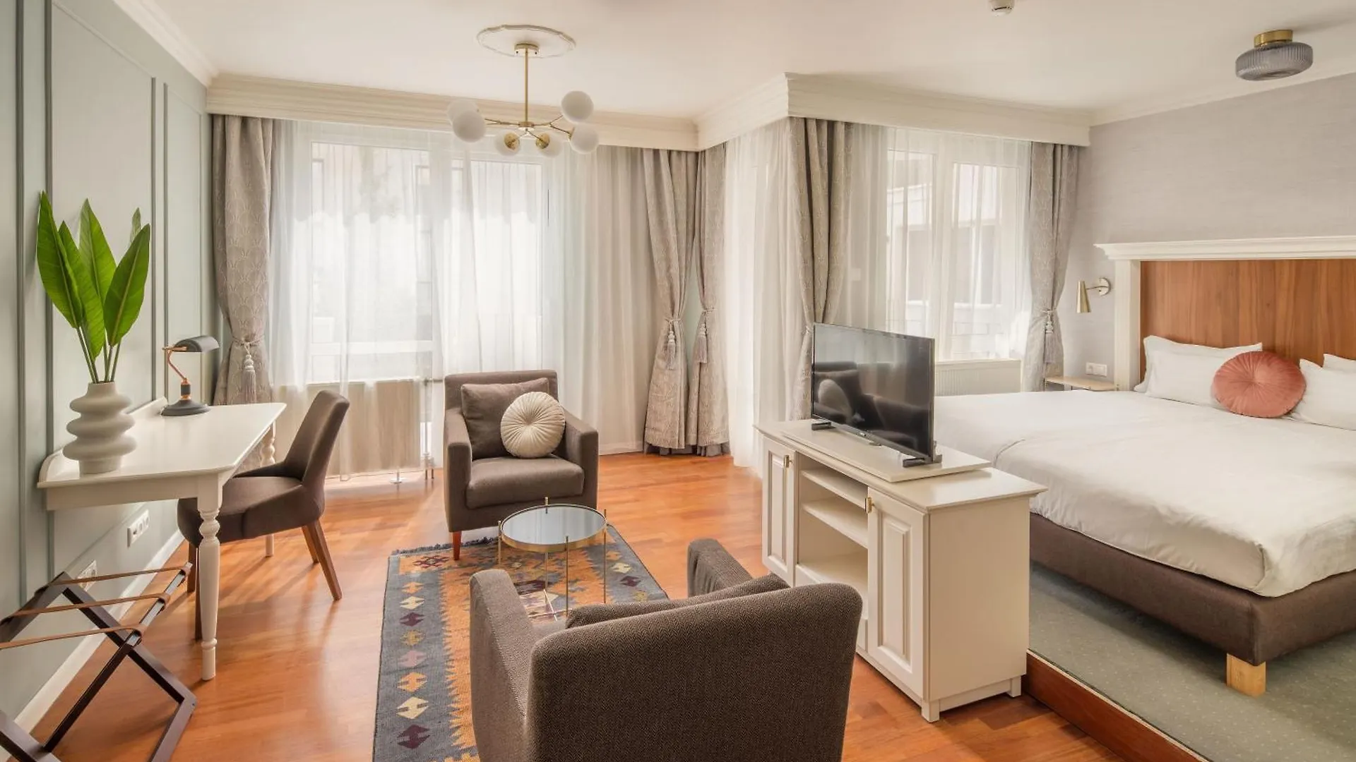 *****  Queen'S Court Hotel & Residence Budapest Hungary