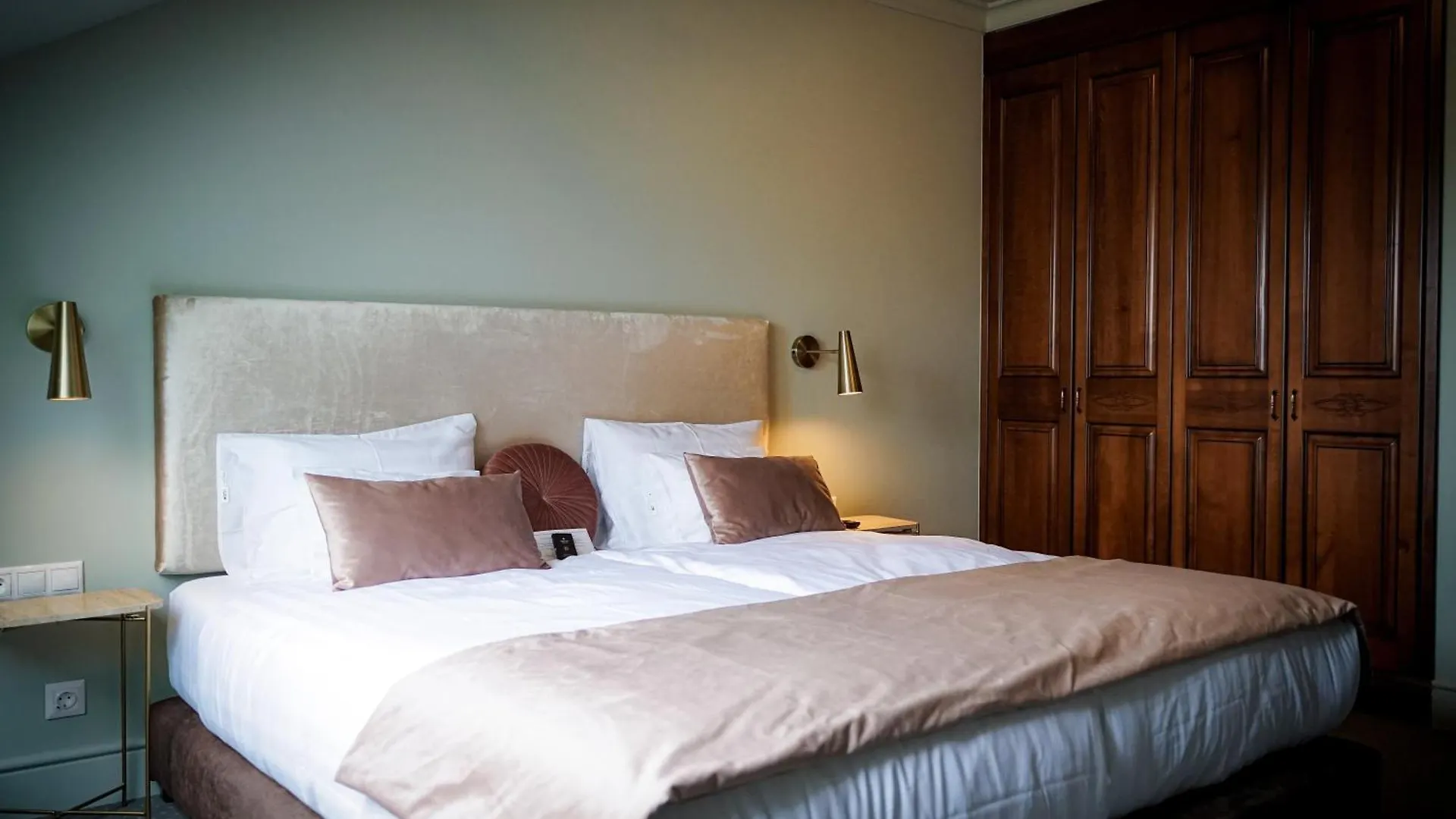 Queen'S Court Hotel & Residence Budapest 5*,